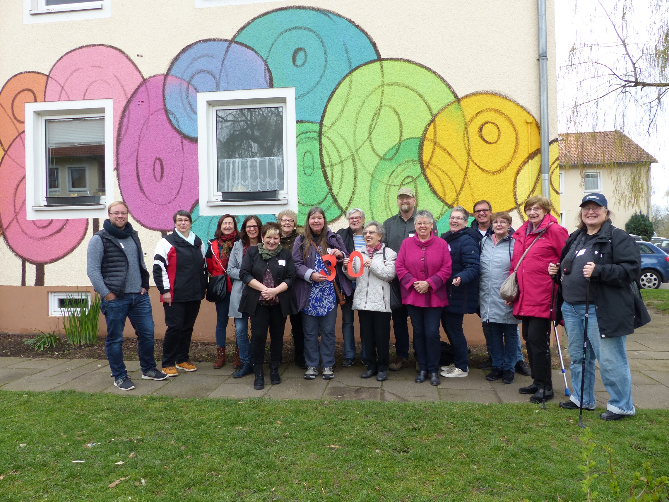 Die Teilnehmer*innen vor der bunt bemalte Fassade des Begegnungshaus Kuckuck